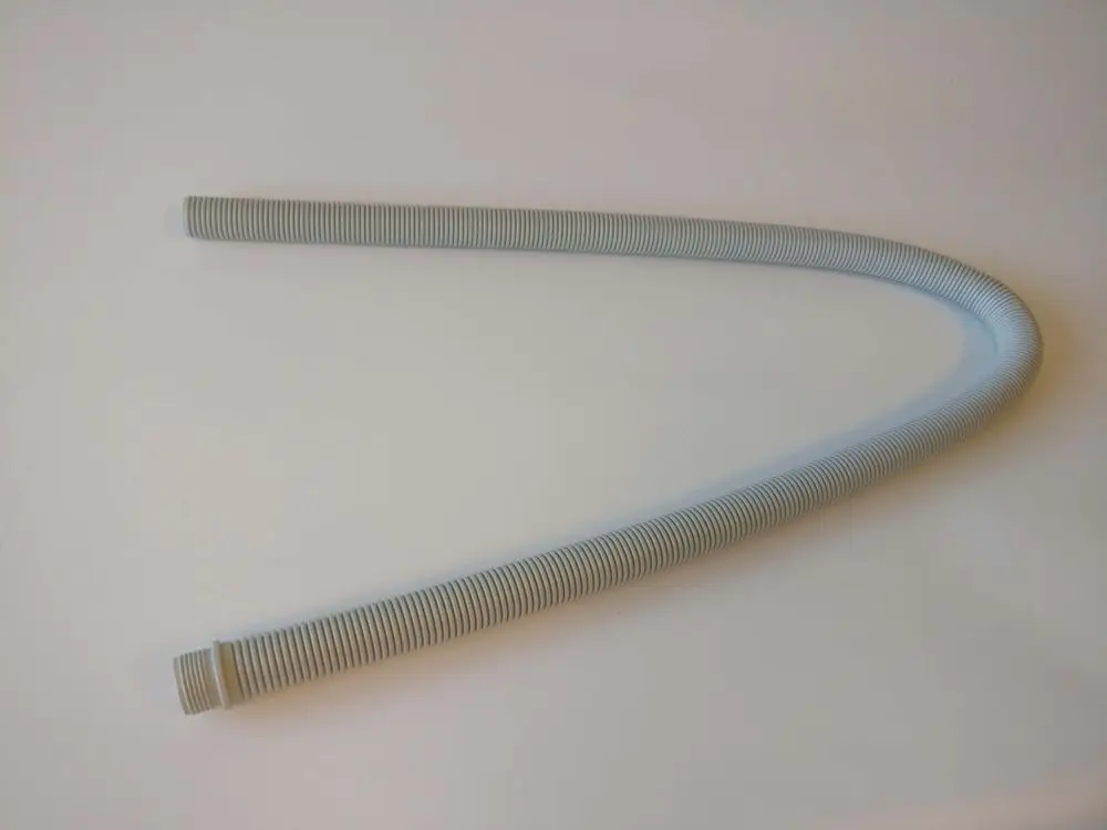 Ablaufschlauch in U-Form, flexible Struktur mit gerillter Oberfläche, ideal für Anwendungen im Sanitärbereich, passend für Remeha Produkte.
